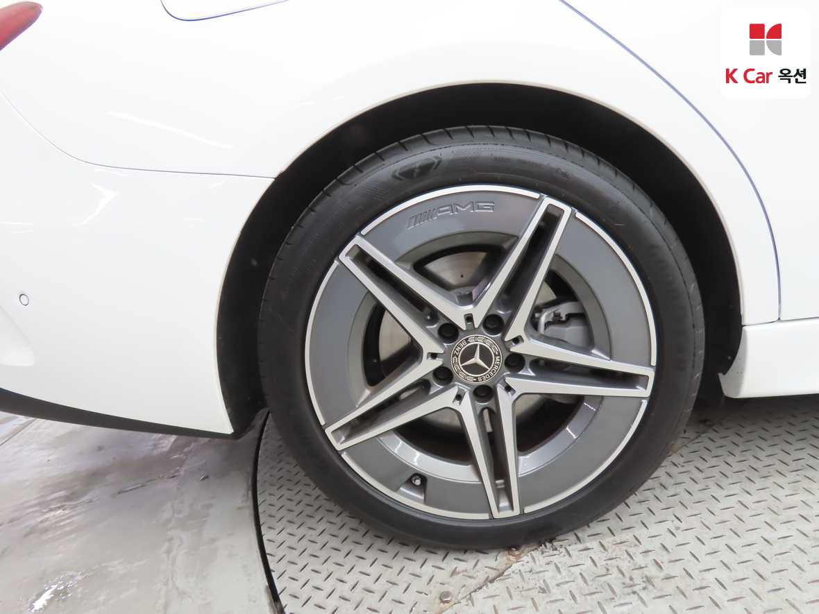 Mercedes-Benz C-Class 2025 - Image 40