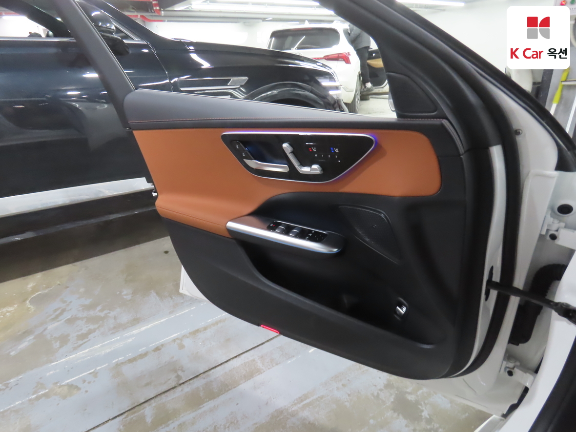 Mercedes-Benz C-Class 2025 - Image 8