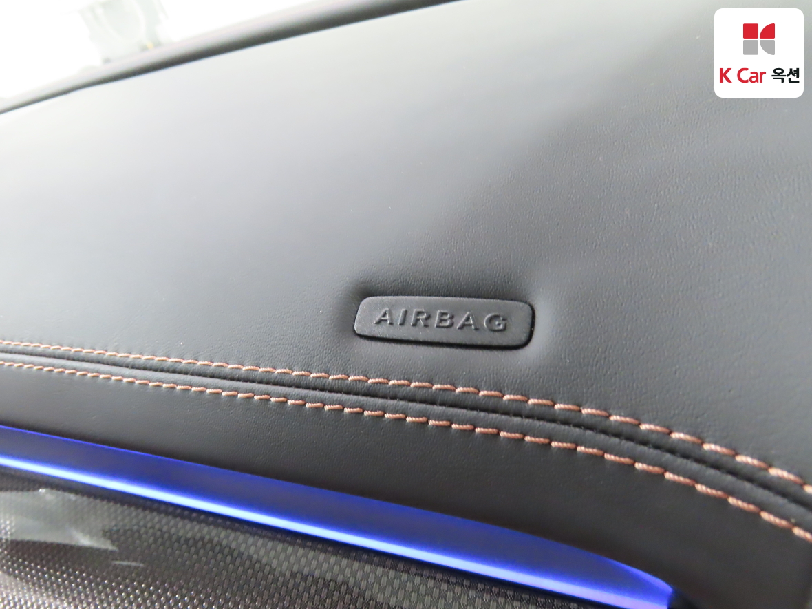 Mercedes-Benz C-Class 2025 - Image 32