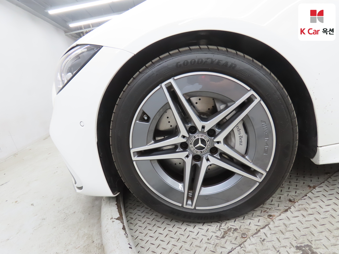 Mercedes-Benz C-Class 2025 - Image 38