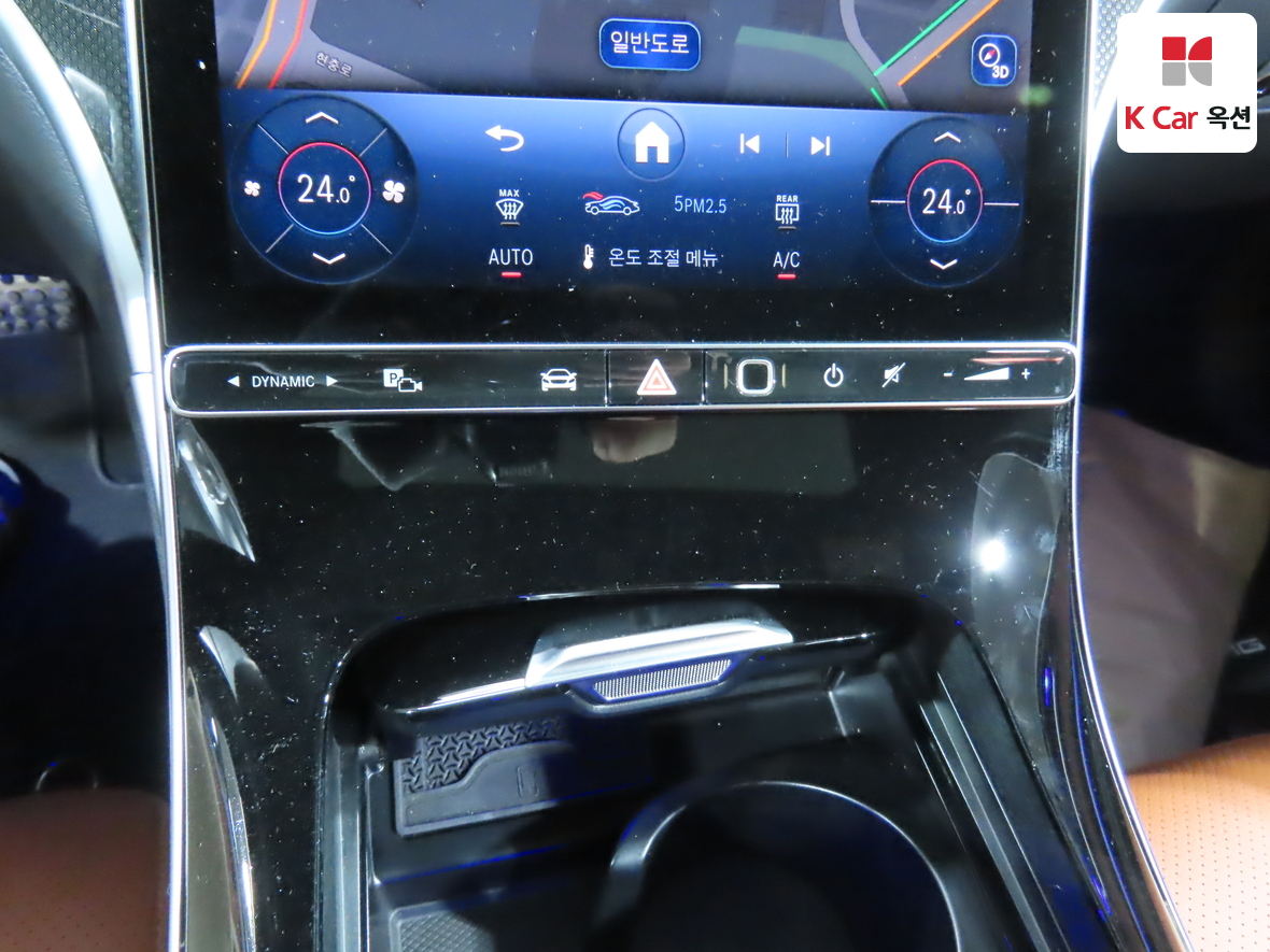 Mercedes-Benz C-Class 2025 - Image 15