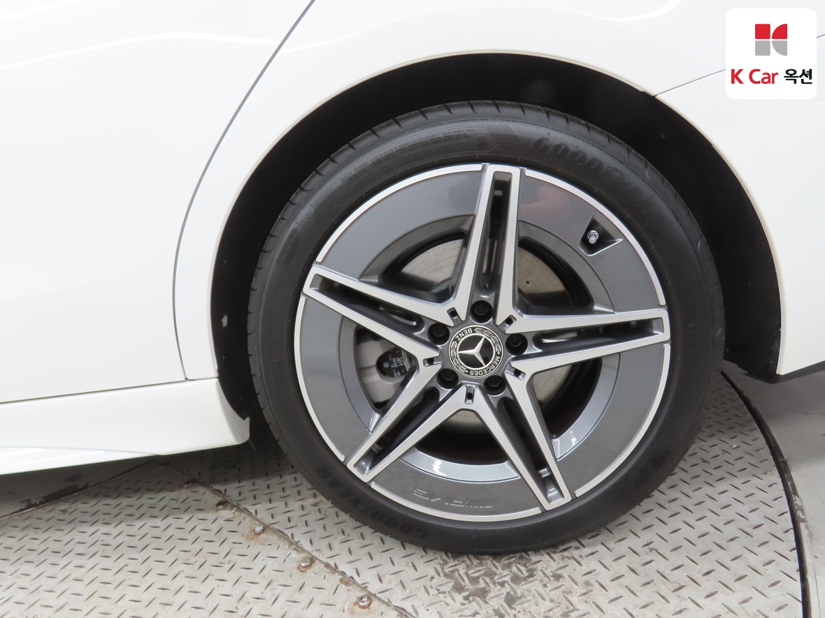 Mercedes-Benz C-Class 2025 - Image 39