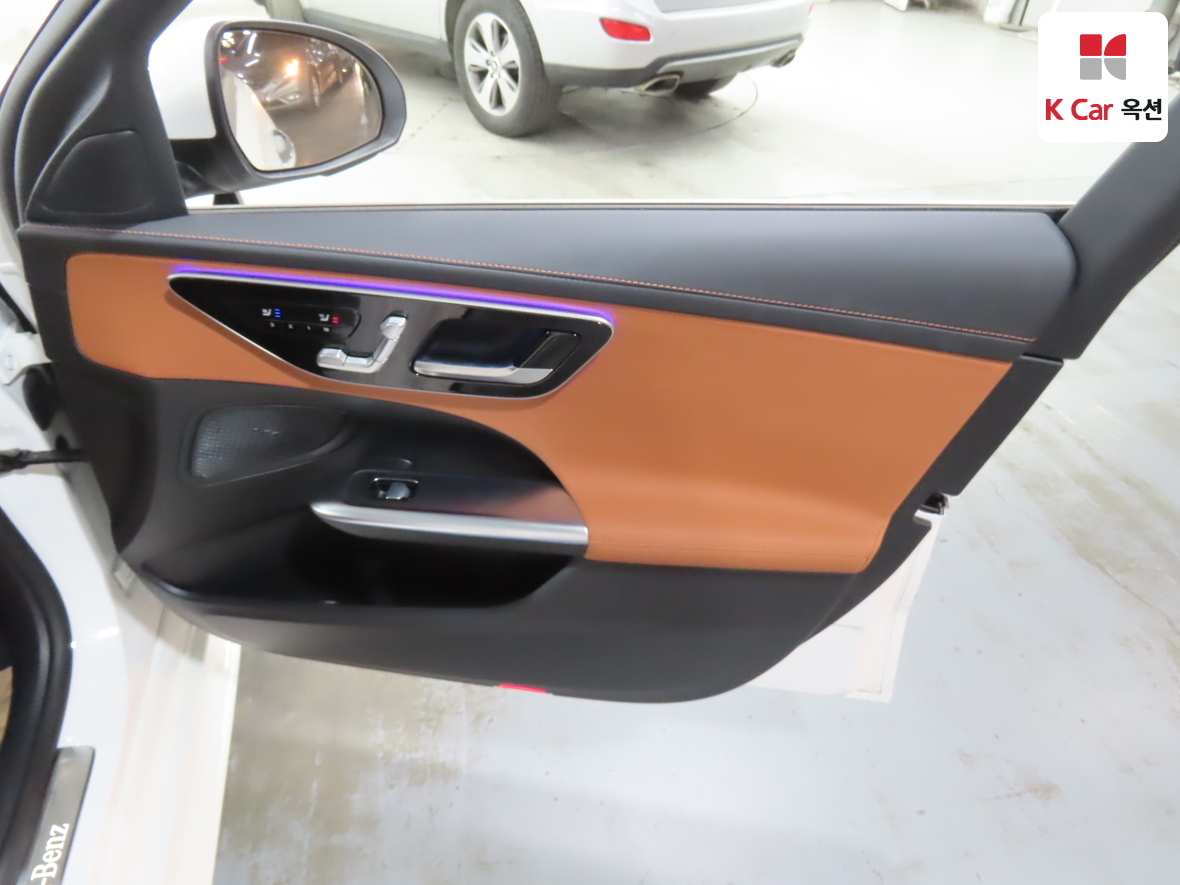 Mercedes-Benz C-Class 2025 - Image 30