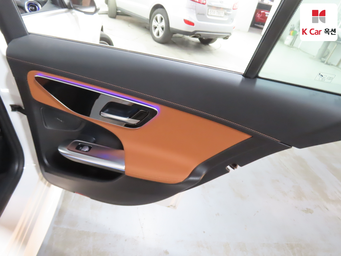 Mercedes-Benz C-Class 2025 - Image 28