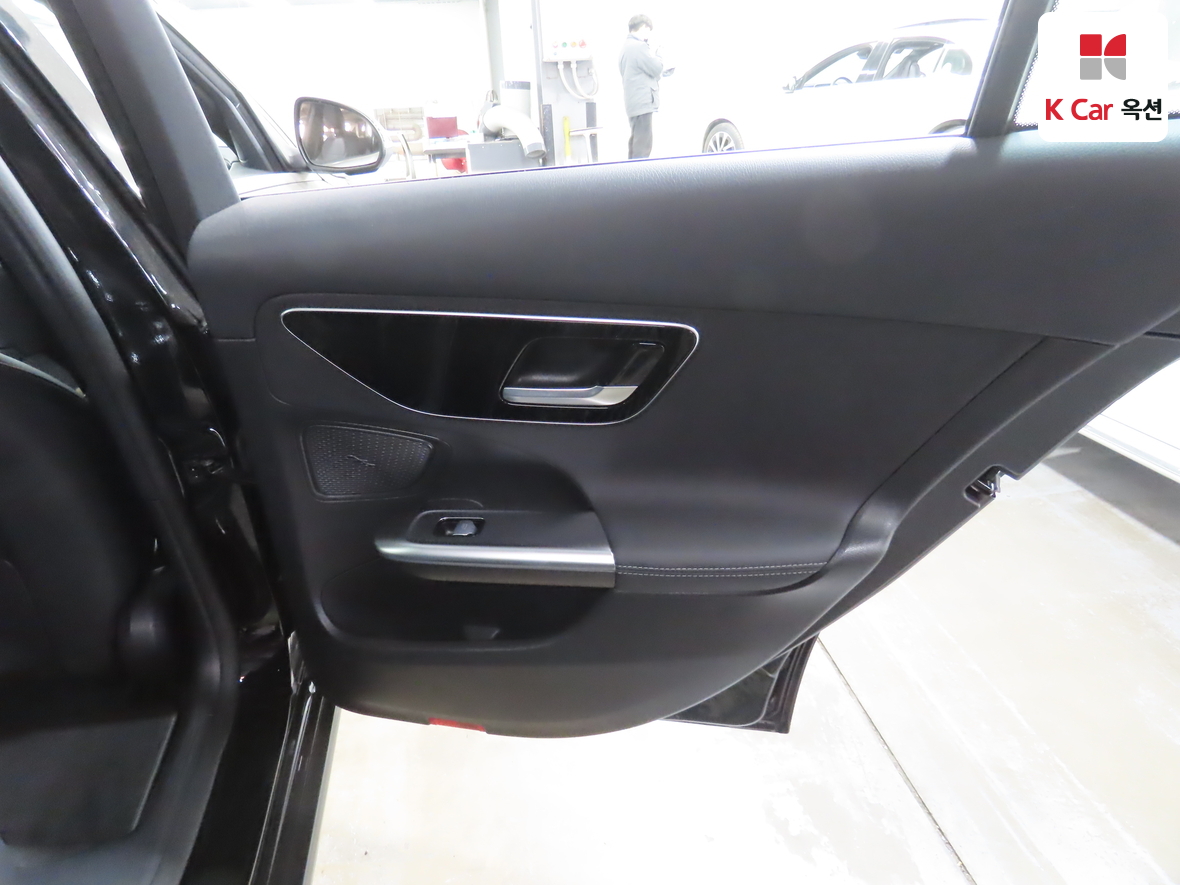 Mercedes-Benz C-Class 2025 - Image 29