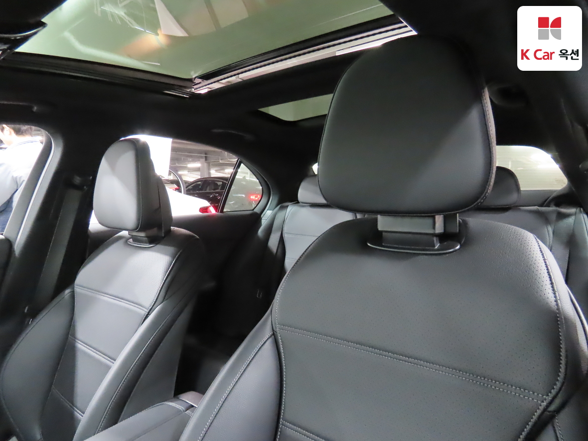 Mercedes-Benz C-Class 2025 - Image 19