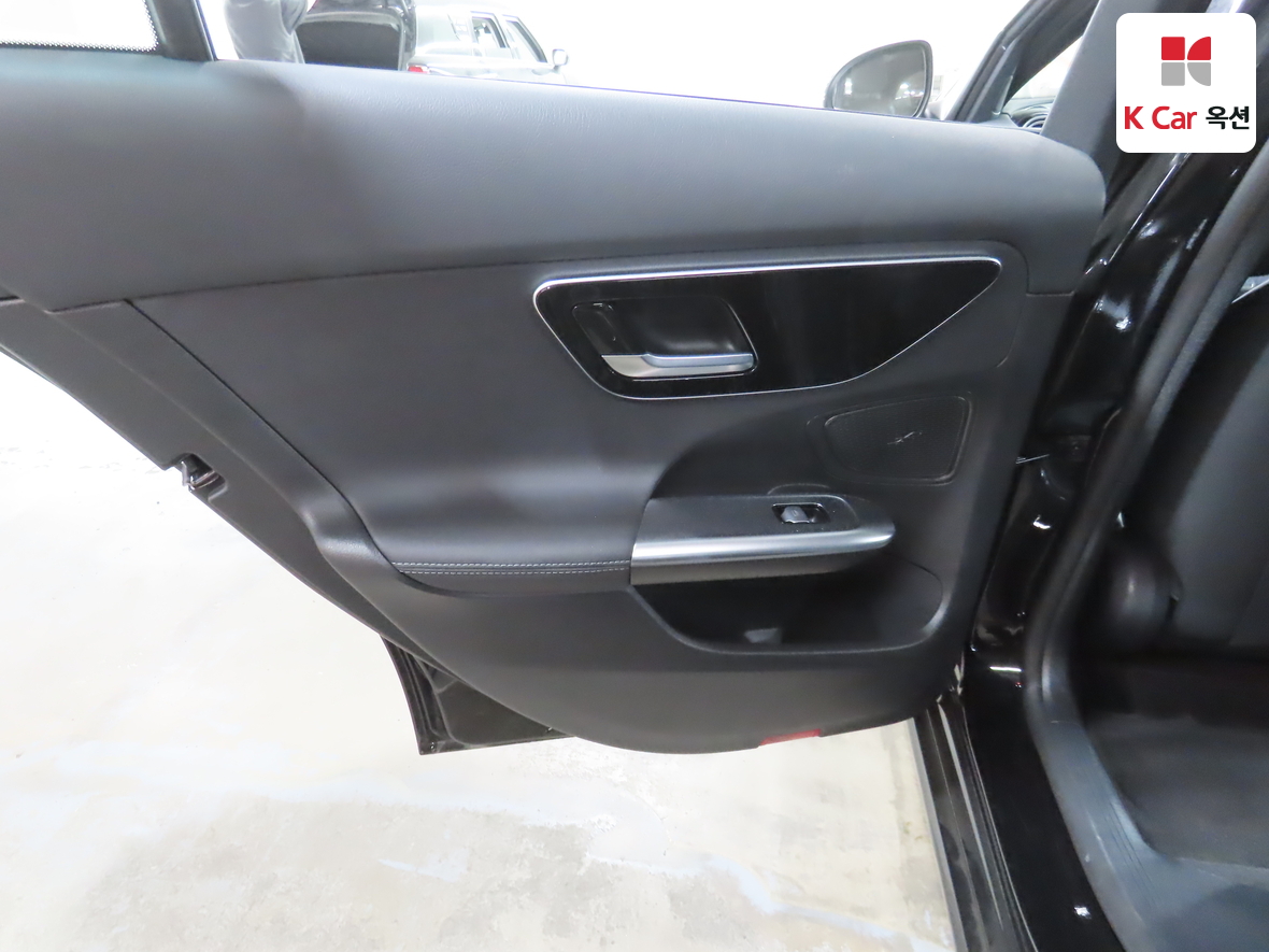 Mercedes-Benz C-Class 2025 - Image 24