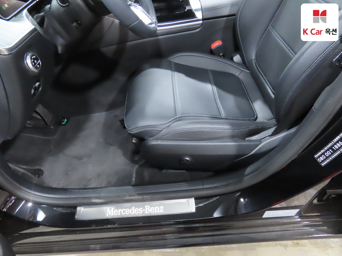 Mercedes-Benz C-Class 2025 - Image 18