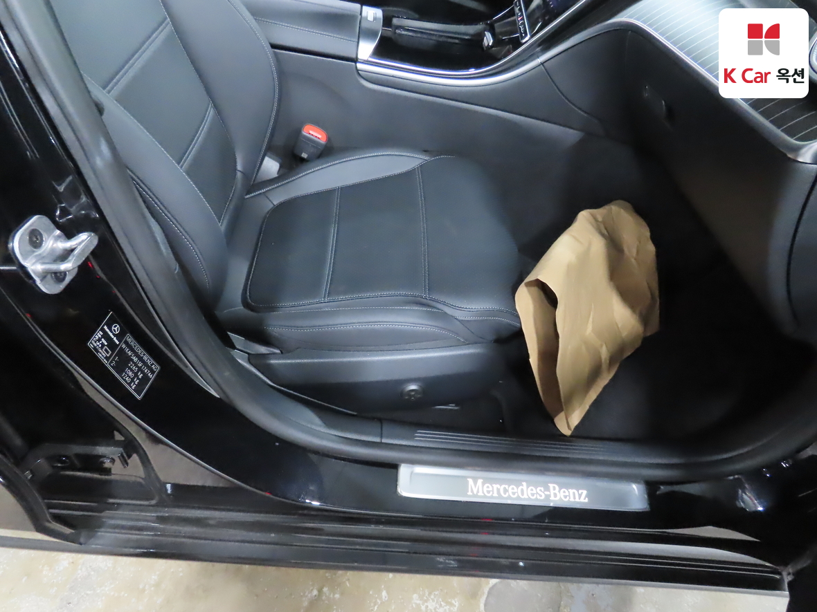 Mercedes-Benz C-Class 2025 - Image 32