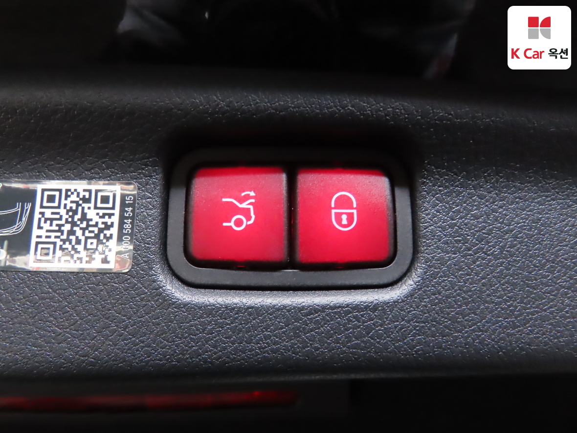 Mercedes-Benz C-Class 2025 - Image 28