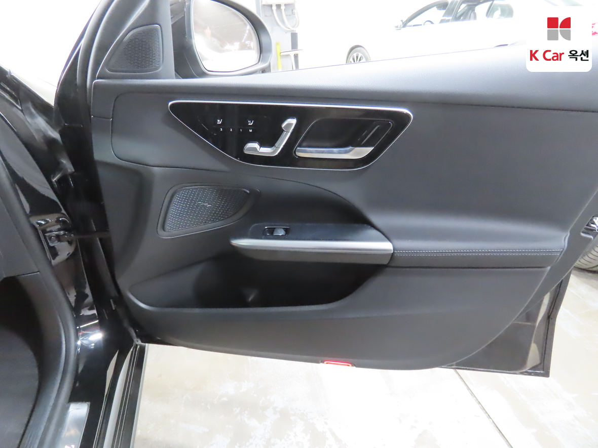 Mercedes-Benz C-Class 2025 - Image 31