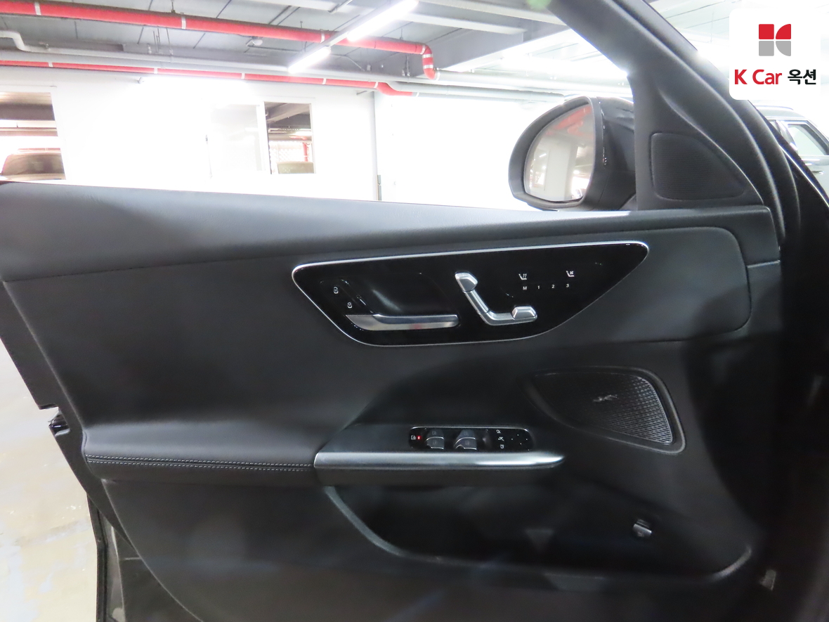 Mercedes-Benz C-Class 2025 - Image 8