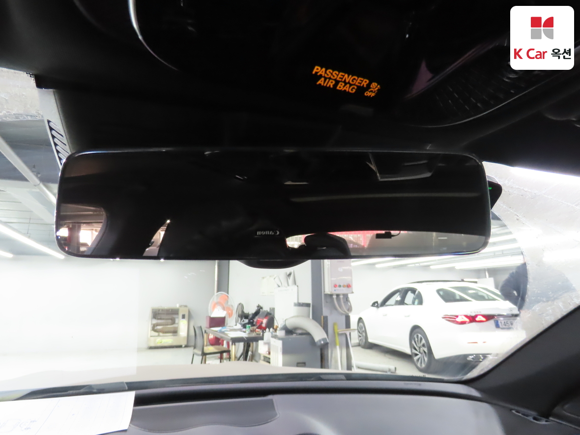 Mercedes-Benz C-Class 2025 - Image 13