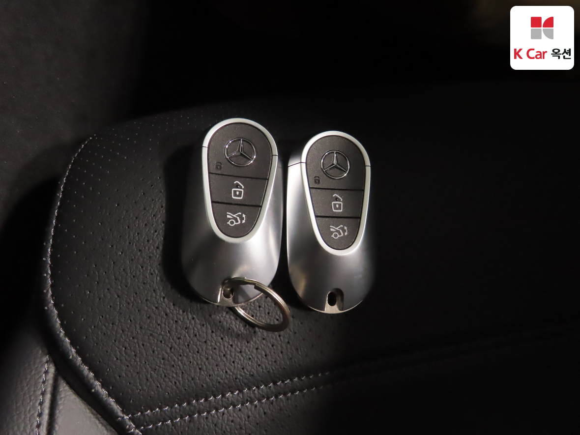 Mercedes-Benz C-Class 2025 - Image 17