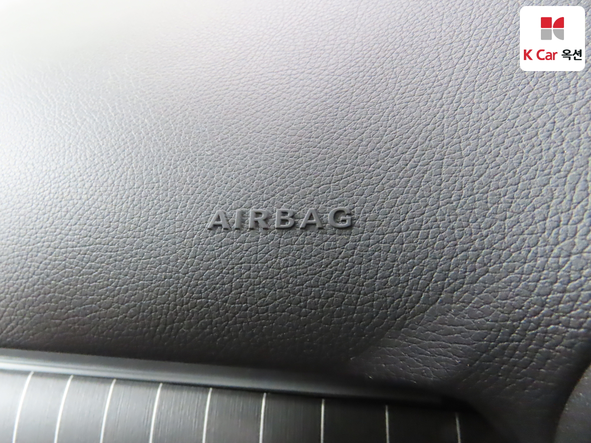 Mercedes-Benz C-Class 2025 - Image 33