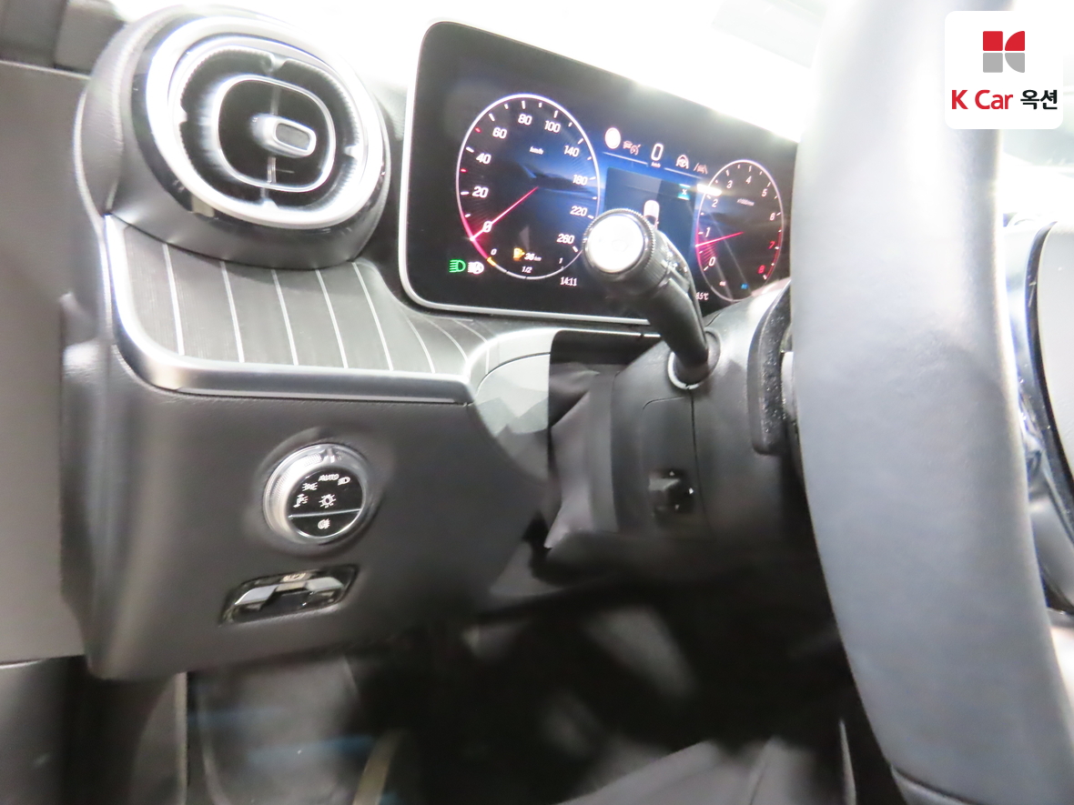 Mercedes-Benz C-Class 2025 - Image 9