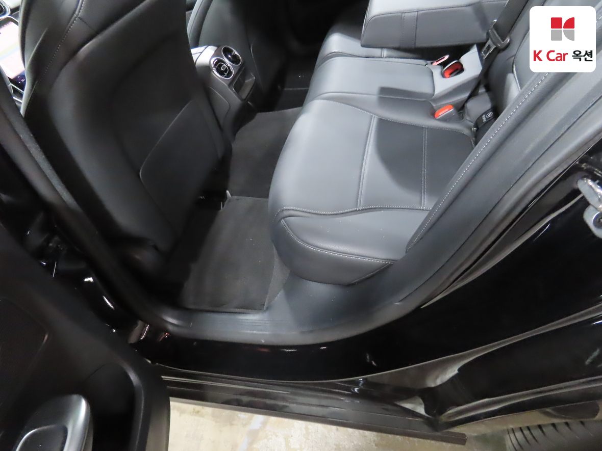 Mercedes-Benz C-Class 2025 - Image 25