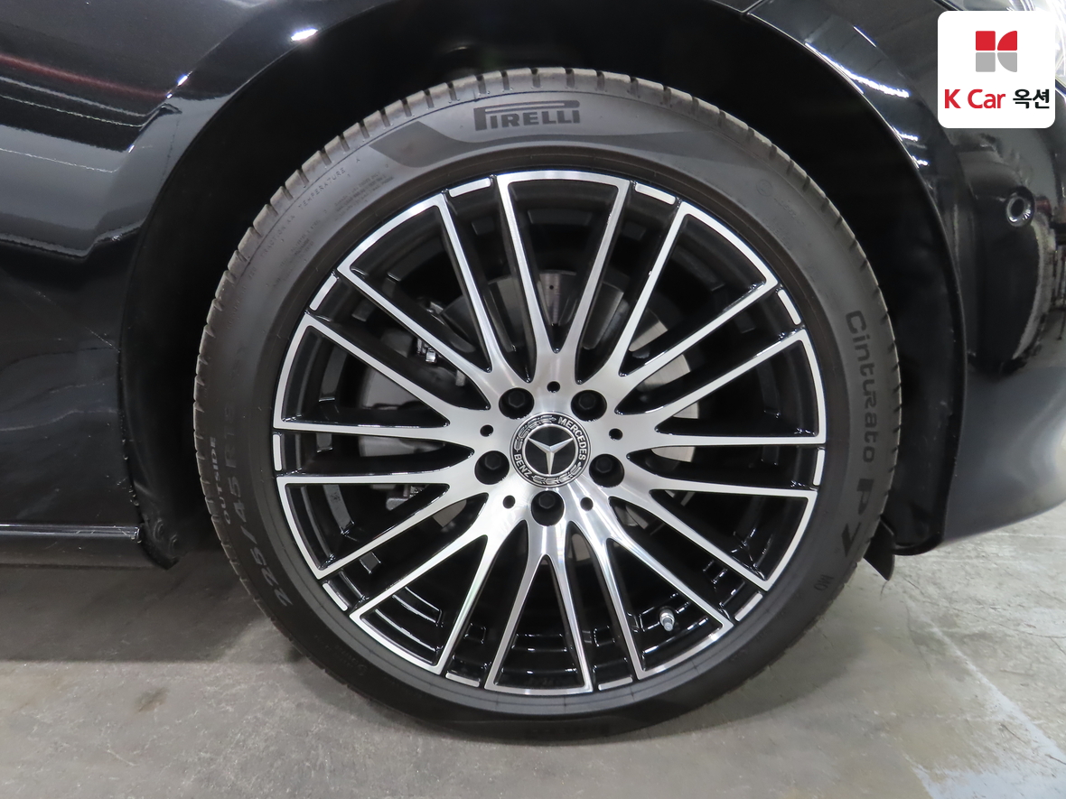 Mercedes-Benz C-Class 2025 - Image 38