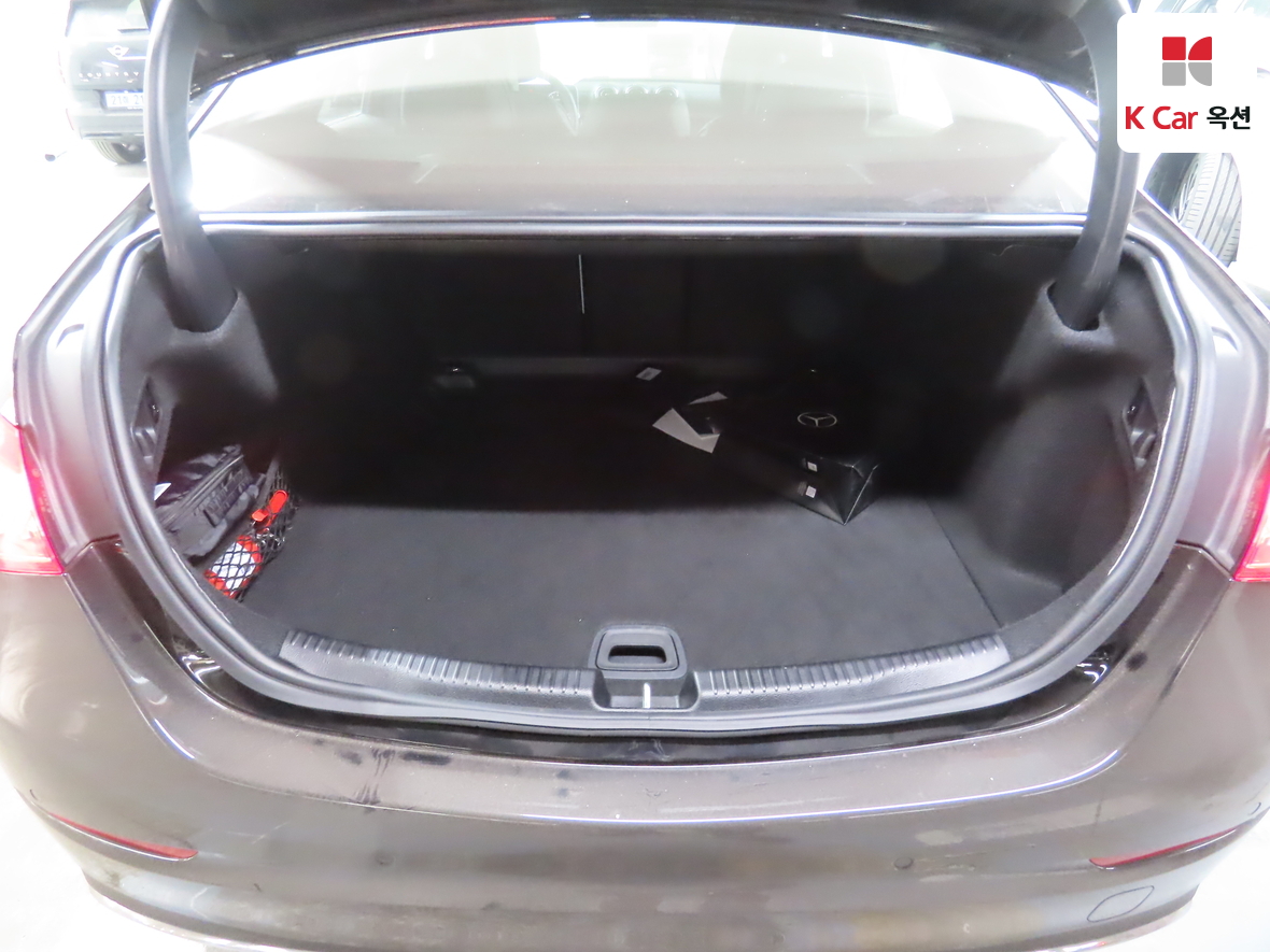 Mercedes-Benz C-Class 2025 - Image 27