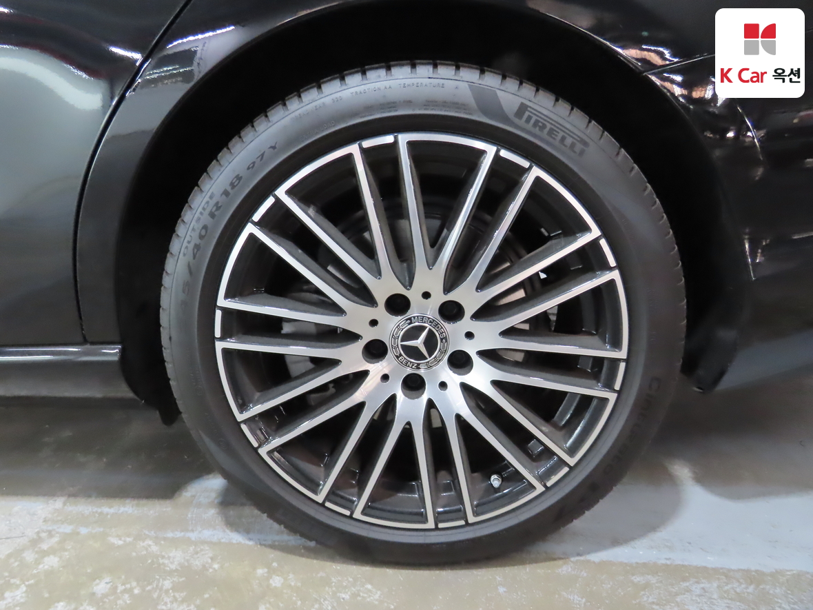 Mercedes-Benz C-Class 2025 - Image 40