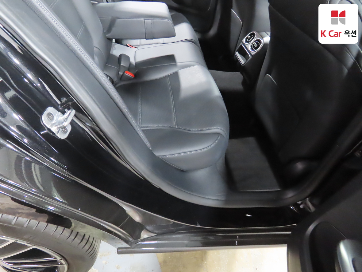 Mercedes-Benz C-Class 2025 - Image 30