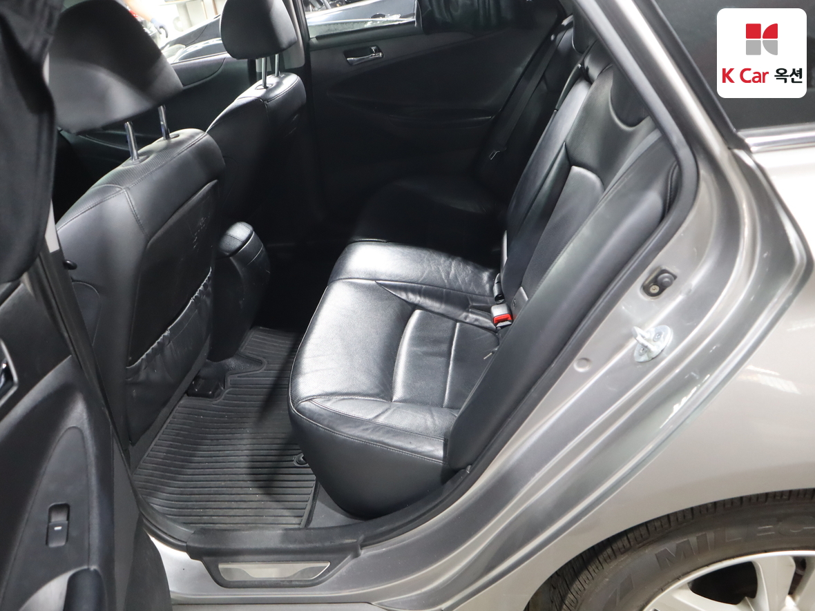 Hyundai Sonata 2010 - Image 24