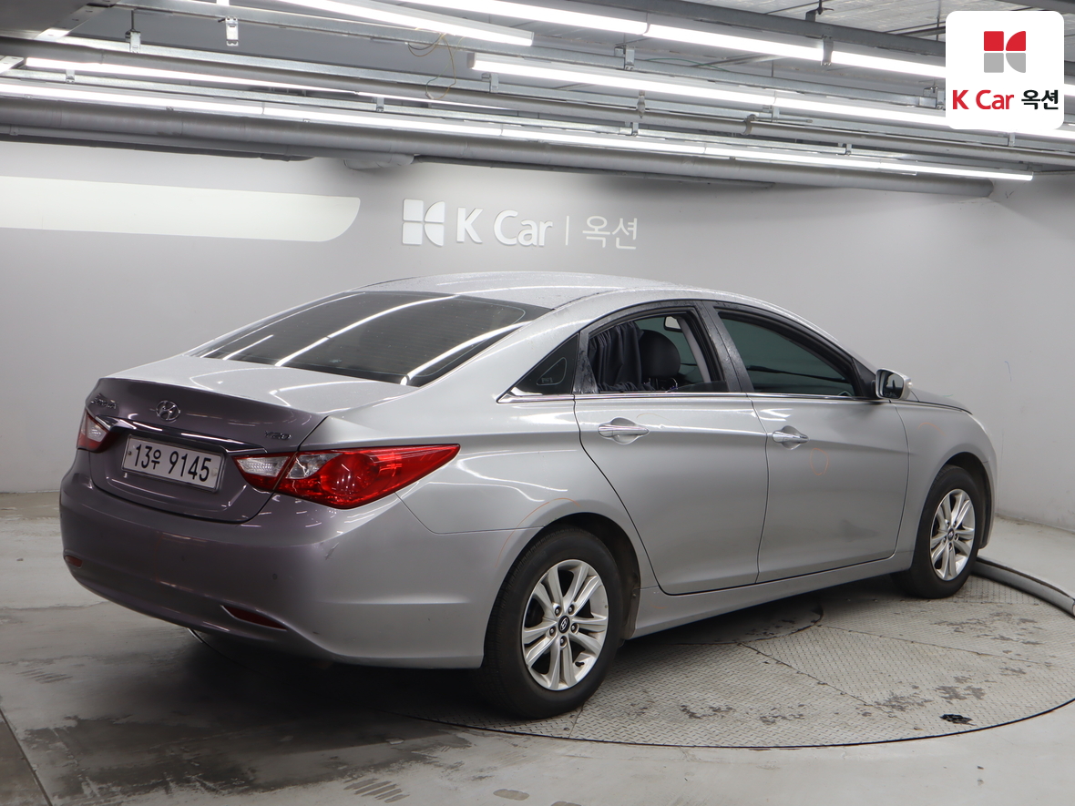 Hyundai Sonata 2010 - Image 2