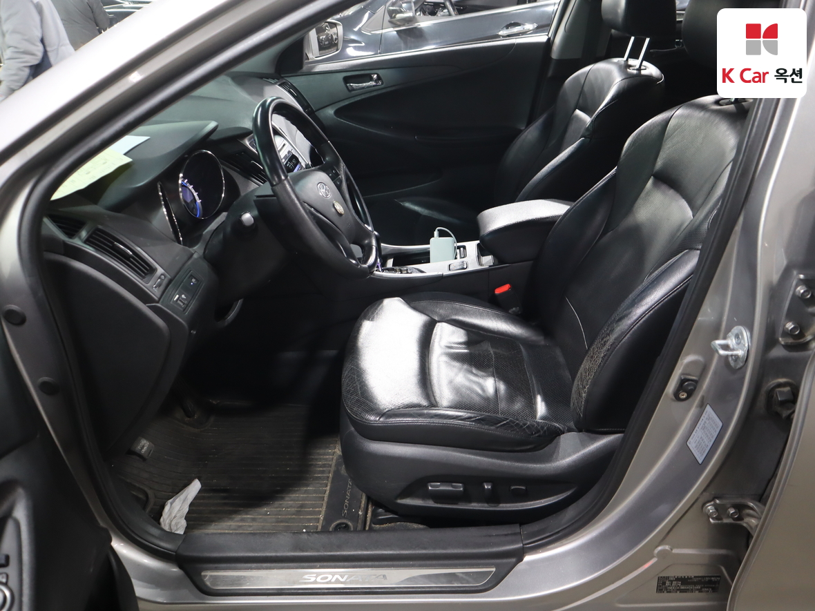 Hyundai Sonata 2010 - Image 18