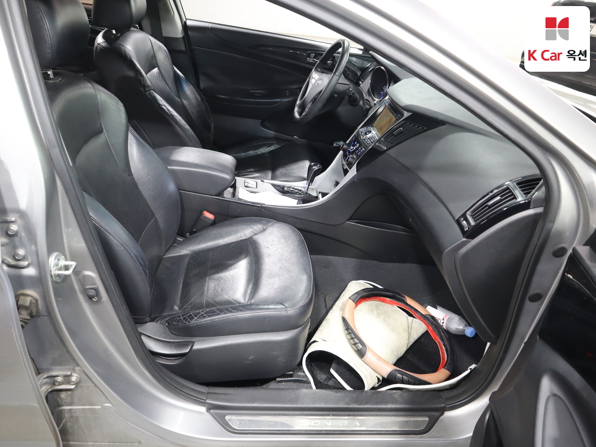 Hyundai Sonata 2010 - Image 30