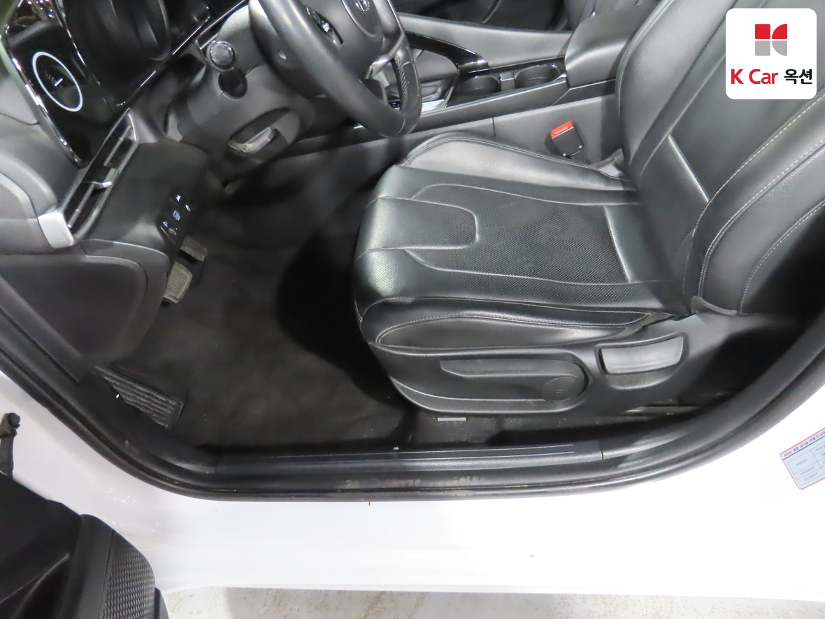 Hyundai Elantra 2022 - Image 18