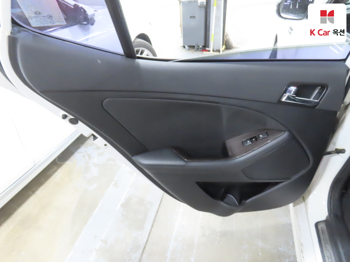 Kia K5 2012 - Image 23