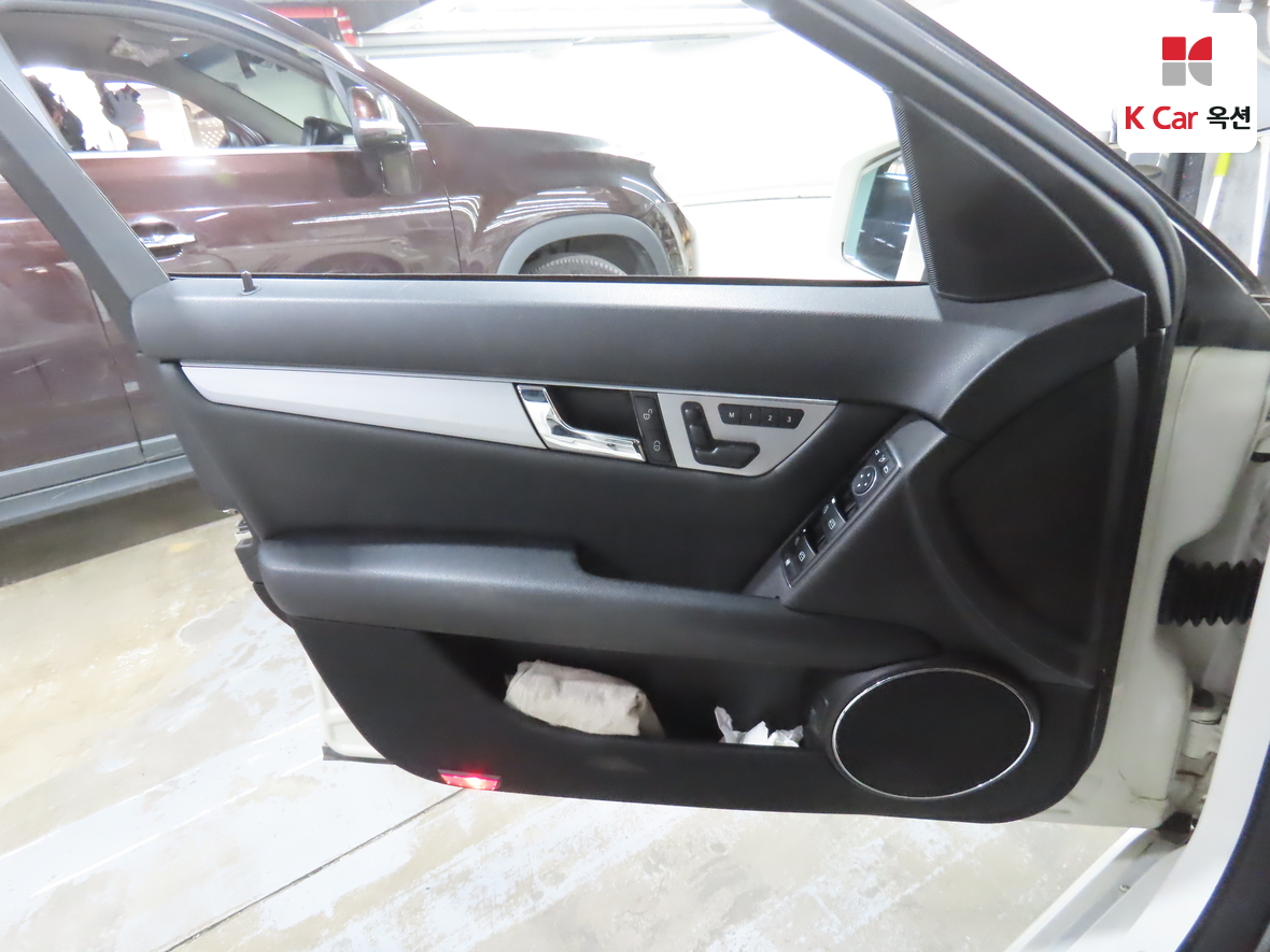 메르세데스-벤츠 C-클래스 2011 - 이미지 8