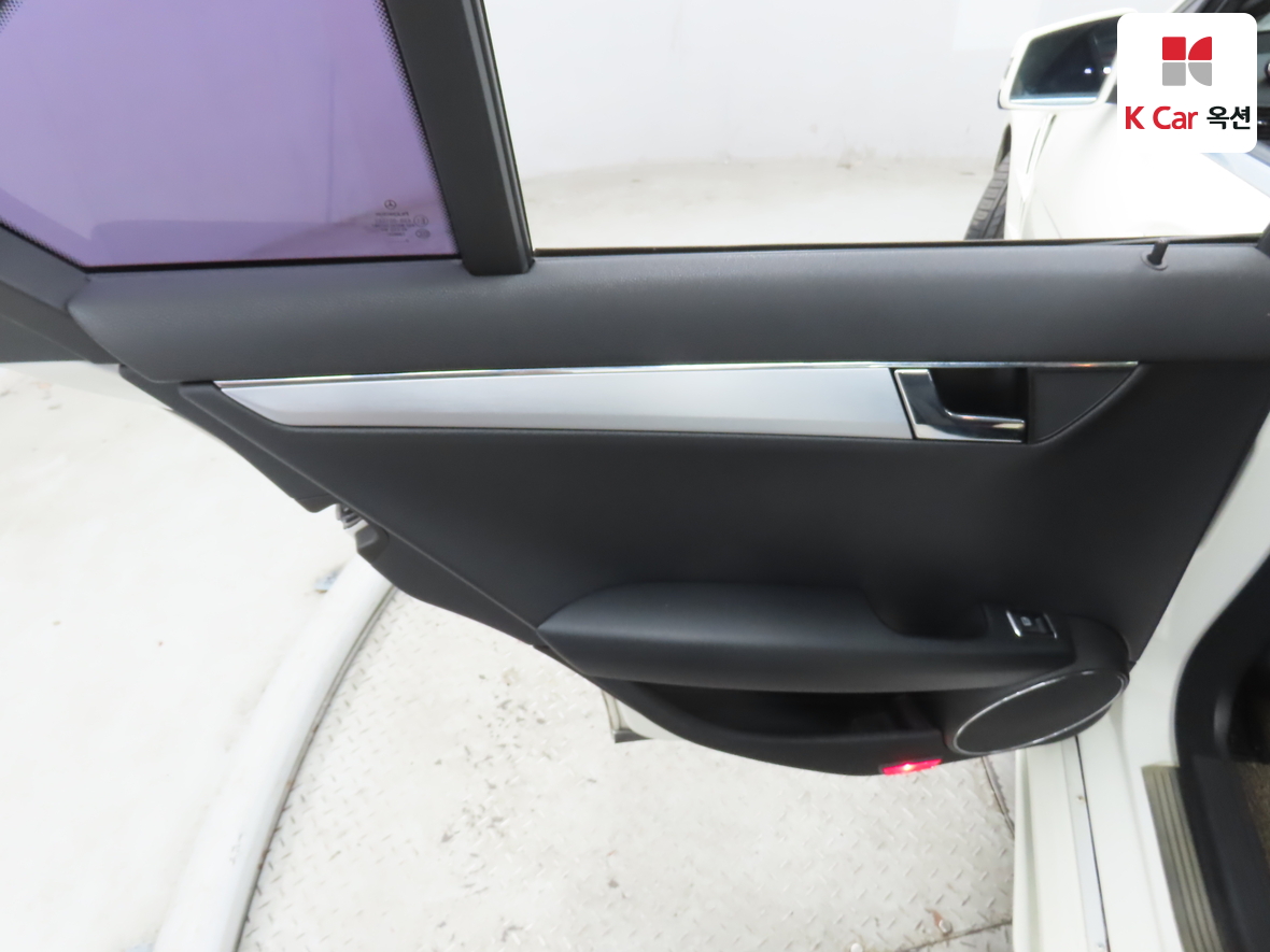 메르세데스-벤츠 C-클래스 2011 - 이미지 25