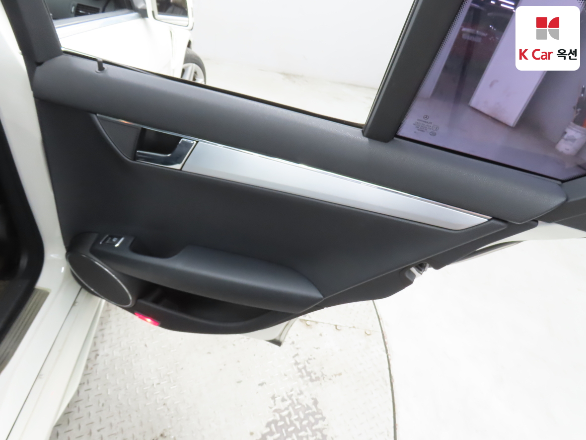 메르세데스-벤츠 C-클래스 2011 - 이미지 29