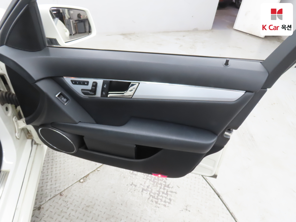 메르세데스-벤츠 C-클래스 2011 - 이미지 31