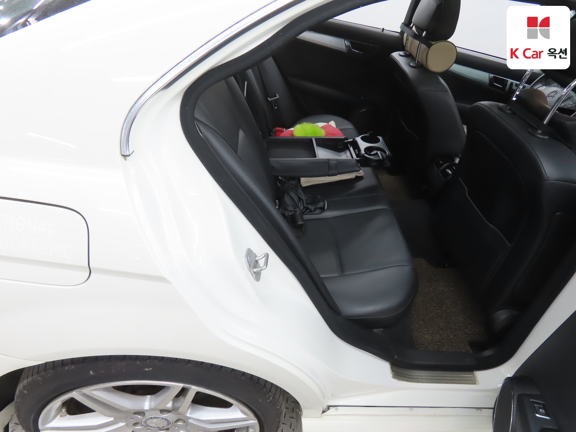 메르세데스-벤츠 C-클래스 2011 - 이미지 30