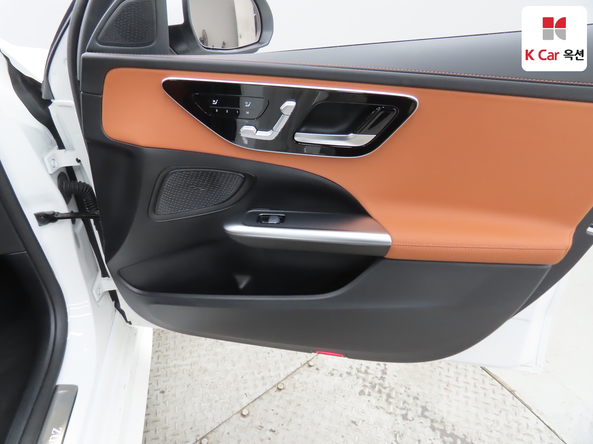 Mercedes-Benz C-Class 2025 - Image 31