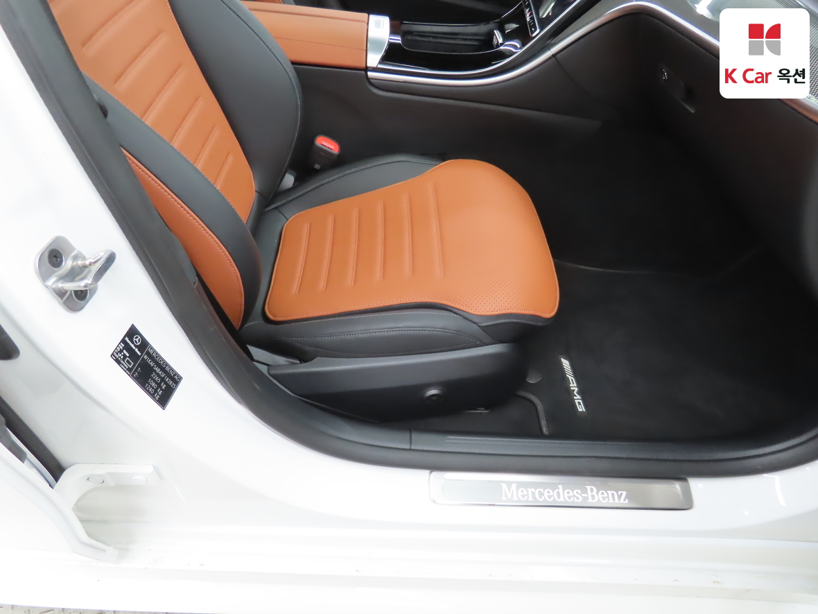 Mercedes-Benz C-Class 2025 - Image 32