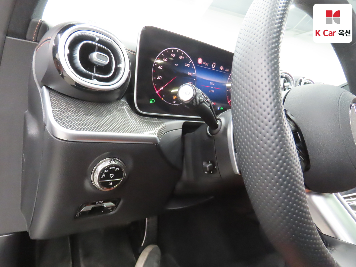 Mercedes-Benz C-Class 2025 - Image 9