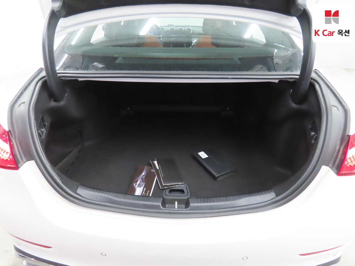 Mercedes-Benz C-Class 2025 - Image 27