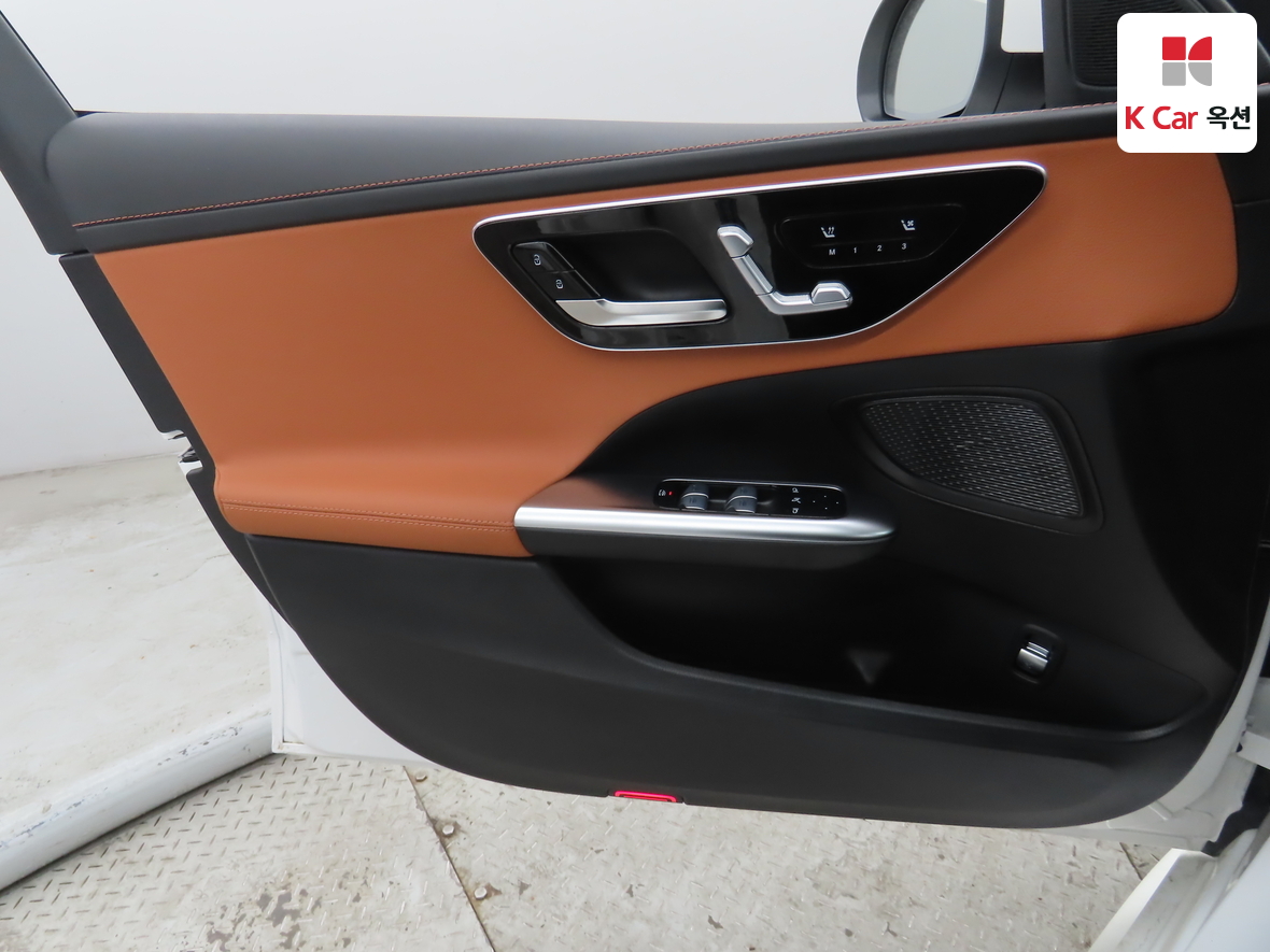 Mercedes-Benz C-Class 2025 - Image 8