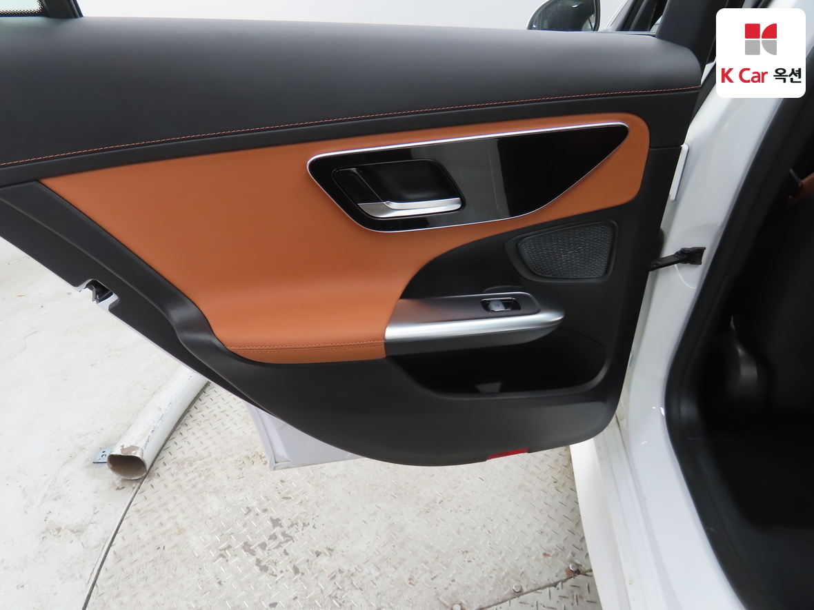 Mercedes-Benz C-Class 2025 - Image 24