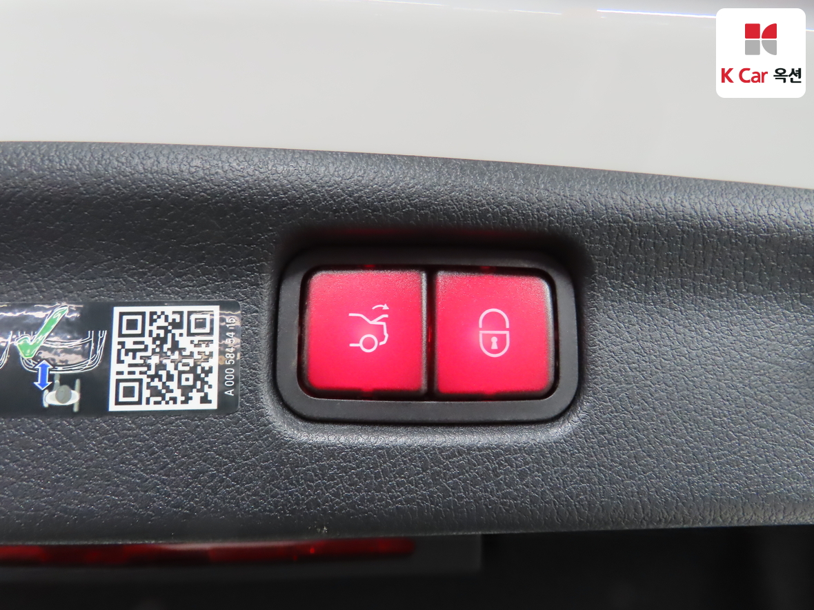 Mercedes-Benz C-Class 2025 - Image 28