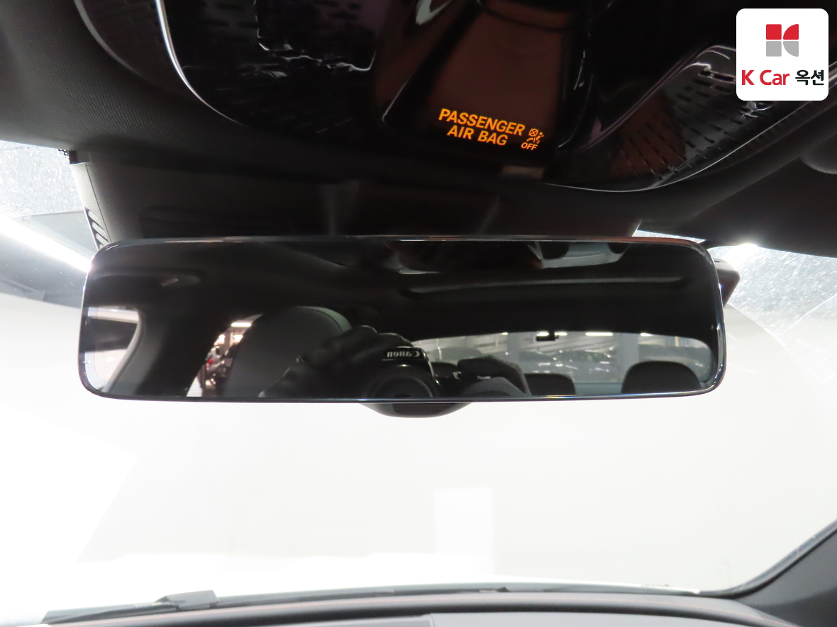 Mercedes-Benz C-Class 2025 - Image 13