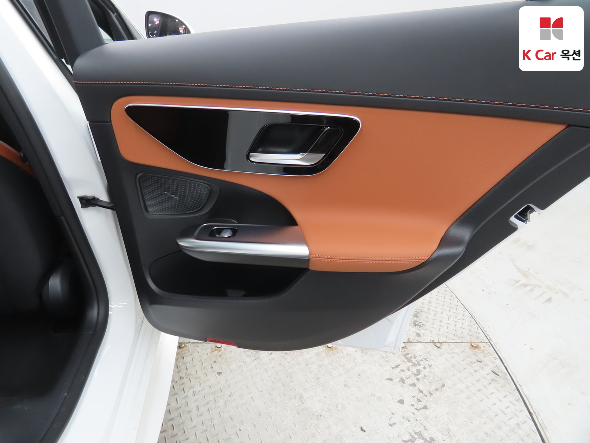 Mercedes-Benz C-Class 2025 - Image 29