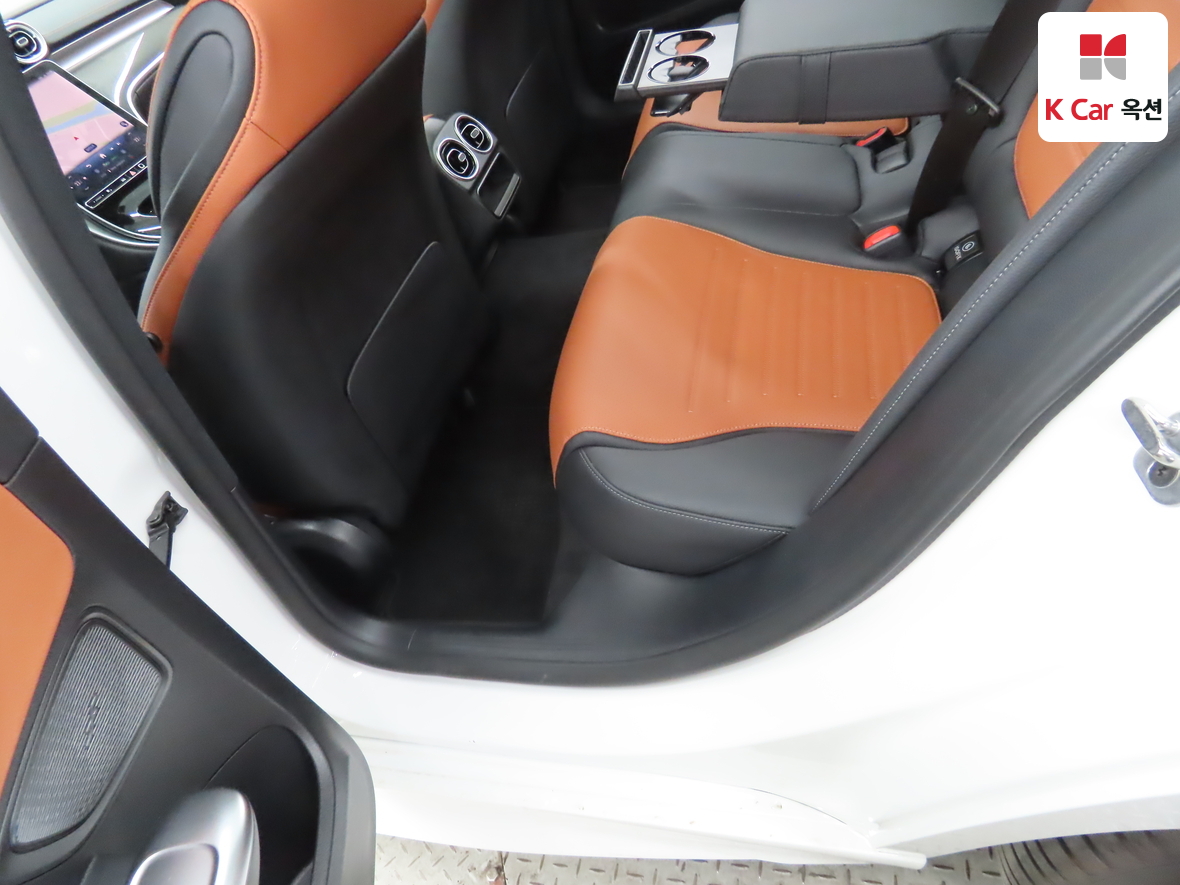 Mercedes-Benz C-Class 2025 - Image 25