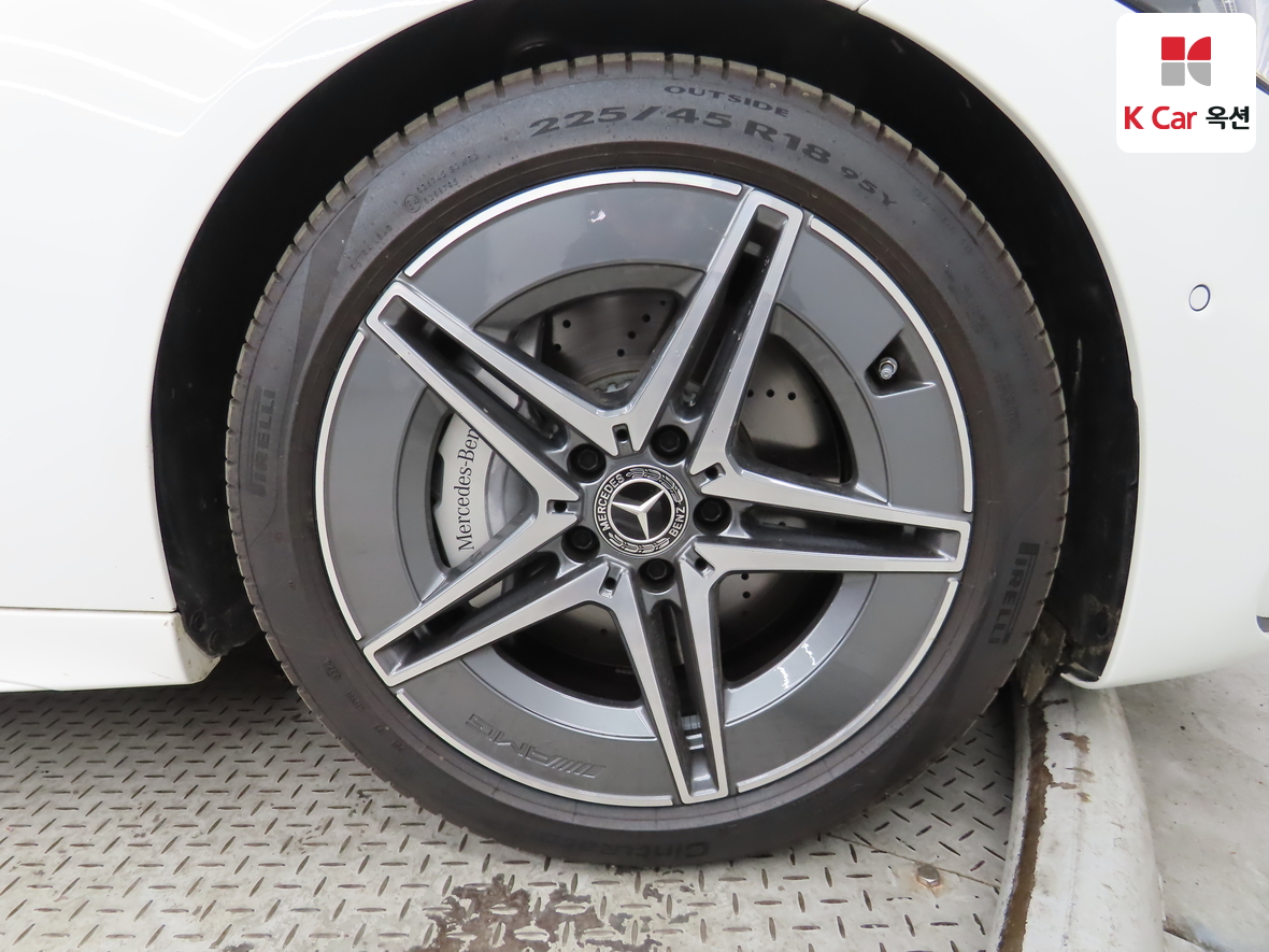 Mercedes-Benz C-Class 2025 - Image 38