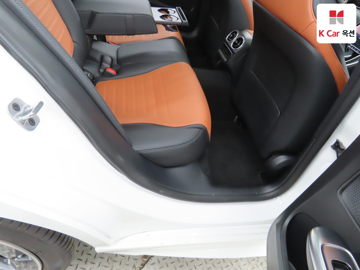 Mercedes-Benz C-Class 2025 - Image 30