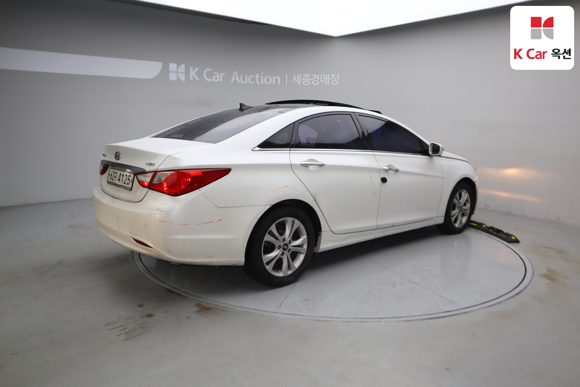 Hyundai Sonata 2011 - Image 2