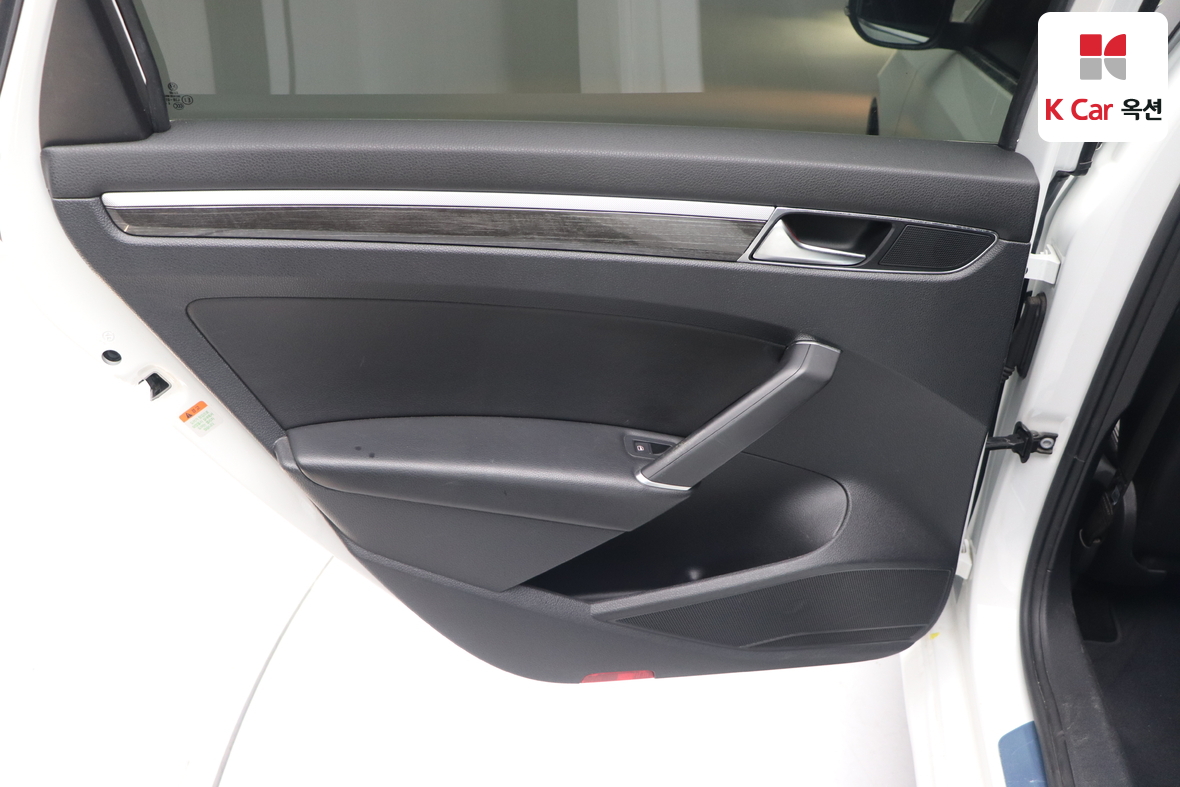 Volkswagen Passat 2018 - Image 21